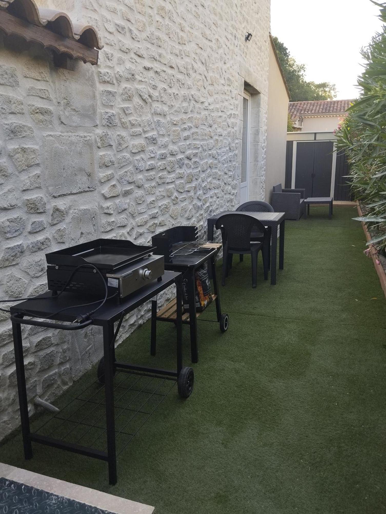 Bienvenue Au Pied Des Alpilles Apartment Saint-Étienne-du-Grès Bagian luar foto