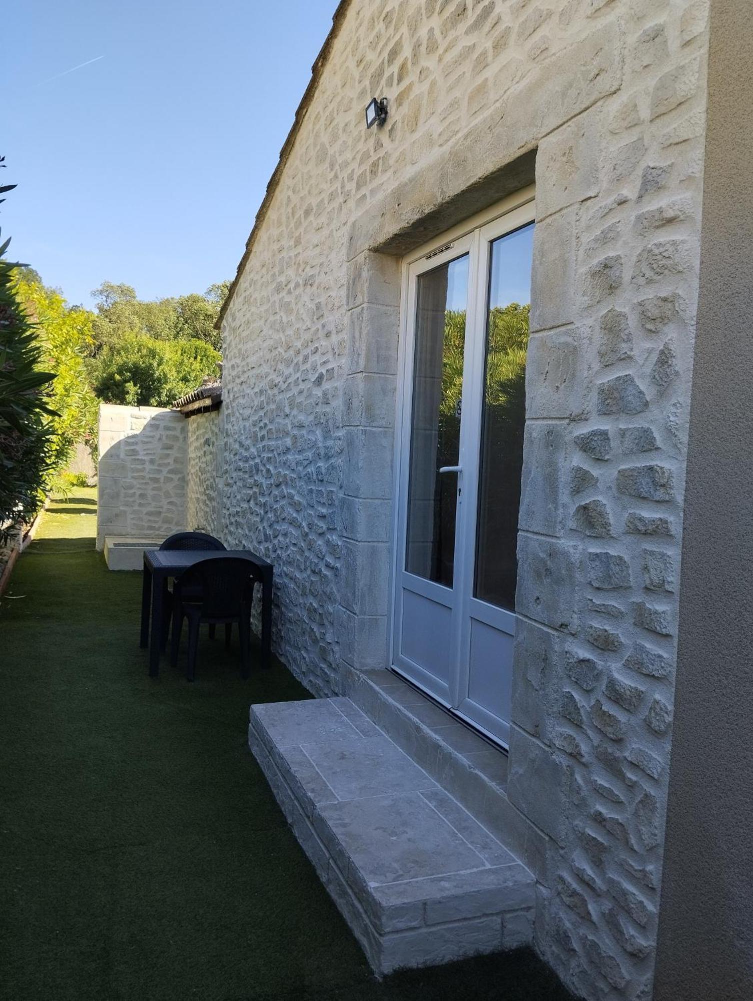 Bienvenue Au Pied Des Alpilles Apartment Saint-Étienne-du-Grès Bagian luar foto